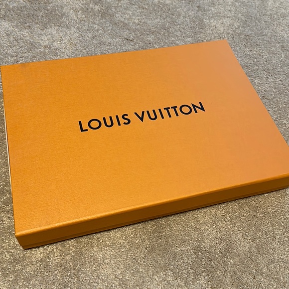 LOUIS VUITTON Monogram Shawl BNWT - Picture 2 of 4